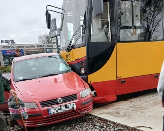 Kolizja samochodu osobowego z tramwajem w Grudziądzu. Kierujący fiatem wymusił pierwszeństwo tramwajowi.