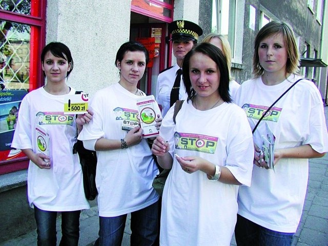 We wrześniu straż miejska wraz z uczniami szkół średnich odwiedzała sklepy informując o akcji STOP18!
