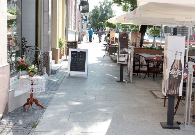 Niektóre reklamy przy radomskich restauracjach tak zastawiają chodniki na deptaku, że ciężko tamtędy przejść.