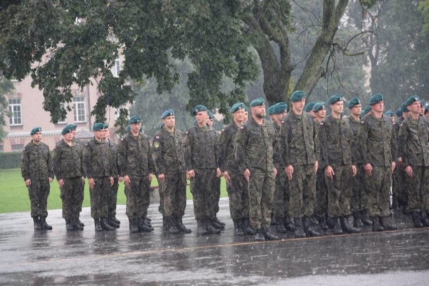 Święto Wojska Polskiego w Chełmie w strugach deszczu 