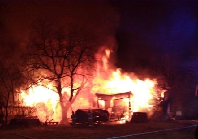W niedzielny wieczór 10 zastępów strażaków walczyło z pożarem stodoły w Oględowie w powiecie staszowskim
