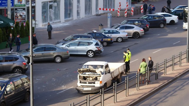 Około godz. 19 na ul. Wyszyńskiego w Stargardzie zderzyły się dwa samochody. Zdjęcia z miejsca zdarzenia przesłał nam Internauta na alarm@gs24.pl.Kolizję prawdopodobnie spowodował kierowca renault.Poszkodowany jechał volkswagenem prawym pasem w kierunku ul. Szczecińskiej.Pomocy udzielił świadek kolizji. Chwilę później na miejscu pojawiło się pogotowie. Sanitariusz opatrzył kierowcę volkswagen.