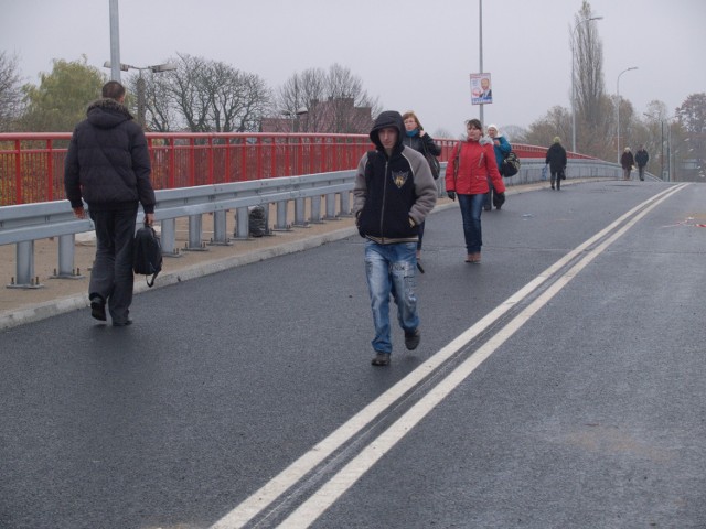 Piesi już spacerują po nowym asfalcie na białogardzkim wiadukcie. Samochody mają tędy zacząć jeździć od 15 listopada.