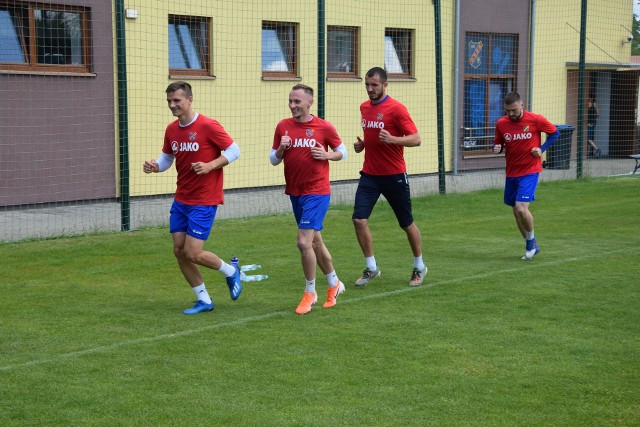 Kamil Słaby (z lewej) jeszcze niedawno razem z kolegami cieszył się z powrotu do gry.