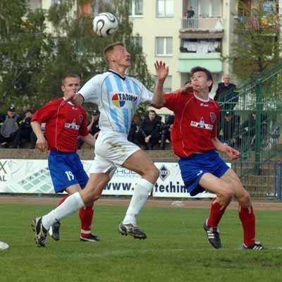 Piotr Woźnica (przy piłce, obok obrońcy Rakowa Częstochowa) i jego Arka jest na razie na bezpiecznym miejscu w tabeli. Jednak nowosolski klub do końca nie może być pewny, że utrzyma się w trzeciej lidze. Może bowiem zdarzyć się tak, że Arka będzie musiała zrobić miejsce zdegradowanemu za korupcję Górnikowi Polkowice.