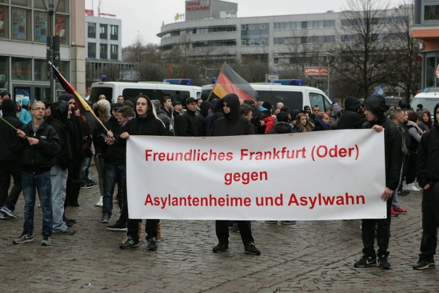 Marsz przeciw imigrantom organizują niemieckie środowiska nacjonalistyczne. Demonstrację zaplanowano na sobotę, 3 września. Z jej powodu będzie m. in. zamknięty most na Odrze i niektóre ulice we Frankfurcie.
