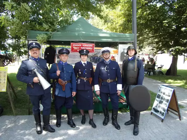 Rekonstruktorzy policyjni z Radomia prezentowali się na imprezach w Lublinie, Skierniewicach i Nowej Dębie.