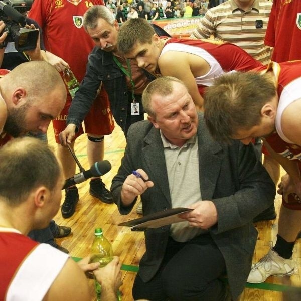 Zespół koszykarzy Stali Stalowa Wola pod wodzą trenera Leszka Kaczmarskiego (w środku) ma szansę w kolejnym sezonie ponownie powalczyć o ekstraklasę.