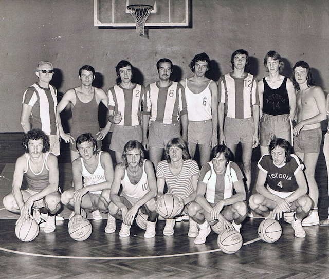 Drużyna Astorii z sezonu 1973/1974. Wojciech Zdrodowski stoi trzeci z prawej