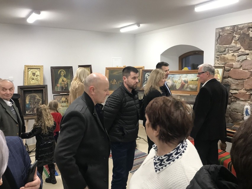 Podczas wystawy świętych obrazów w Pokrzywnicy, w gminie...