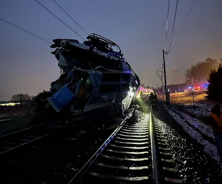 Tragiczny wypadek kolejowy w Czechach. Zginął maszynista, 16 osób jest rannych