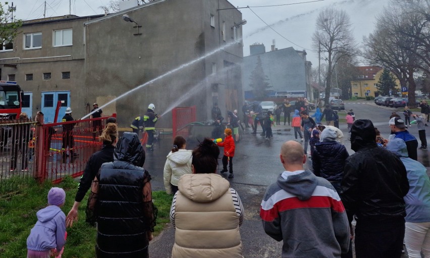 Lany poniedziałek w Policach. Najmłodsi ze strażakami podtrzymali tradycję