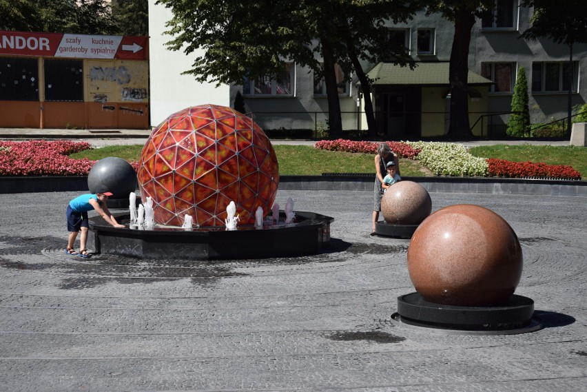 Tarnów. Kosmiczna fontanna znowu cieszy oko. Słoneczko świeci w niej teraz na czerwono [ZDJĘCIA]