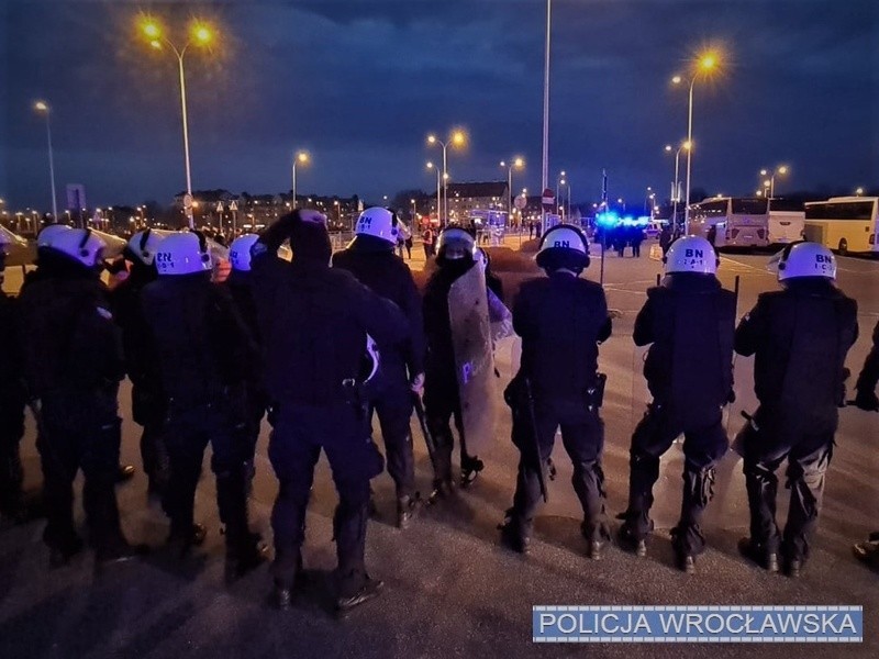 Kibice pod stadionem w czasie meczu Śląska. Posypały się mandaty, dwie osoby zatrzymane