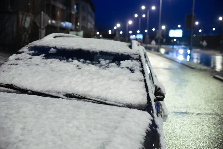 Śnieżny poranek w Łodzi. Biały puch przykrył drogi, chwycił mróz. Ślisko!