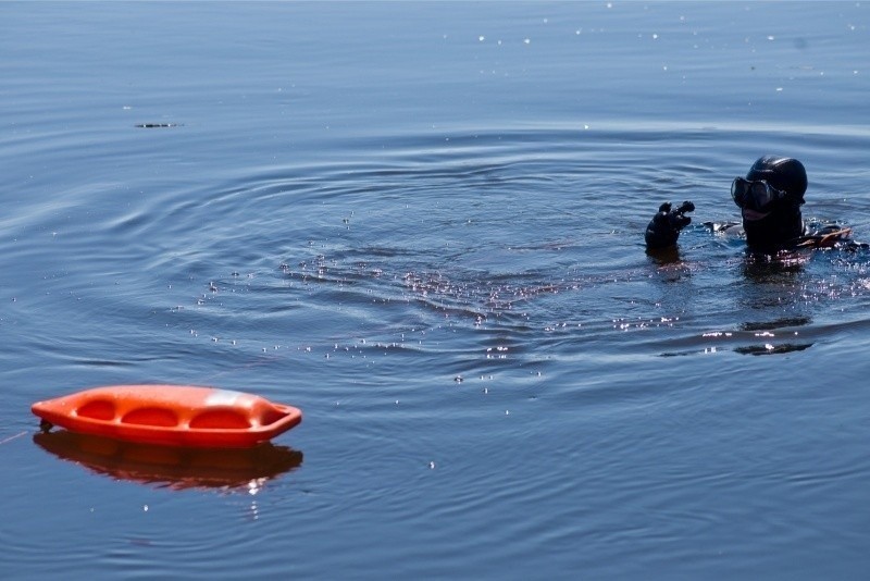 Rajgród. Trwają poszukiwania 55-letniego białostoczanina, który wypadł z łodzi na jeziorze Rajgrodzkim