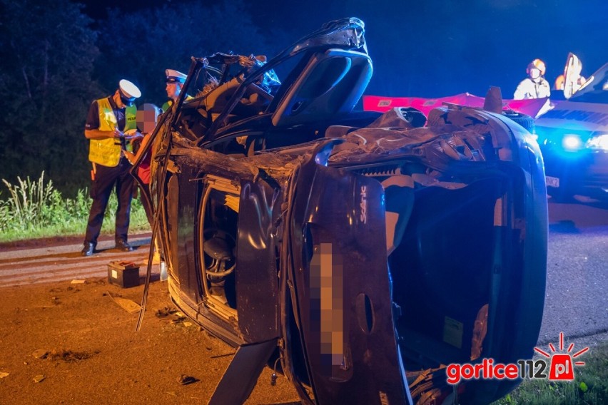 Brunary. Nocne dachowanie samochodu na drodze w kierunku Florynki. Nie żyje 17-letnia pasażerka, trzy osoby trafiły do szpitala