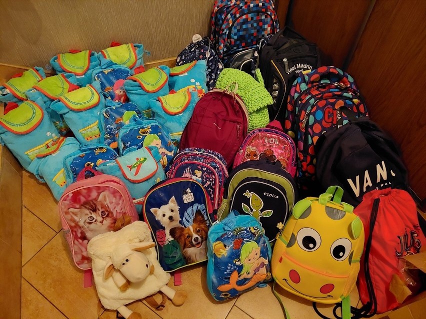 12 marca przekazano 1200 plecaków dla dzieci przebywających...