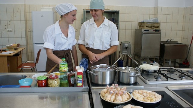 - W naszej szkole mamy świetnych nauczycieli i dobre warunki do nauki zawodu &#8211; mówią Kasia Jagieło i Dagmara Jańczyk, uczennice Zespołu Szkół Agrotechnicznych w Radomiu, podczas warsztatów gastronomicznych.