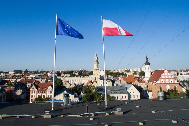 Przez lata flaga unijna wisiała także na budynku urzędu wojewódzkiego i nie przeszkadzała. Teraz będzie tylko okazjonalnie.   