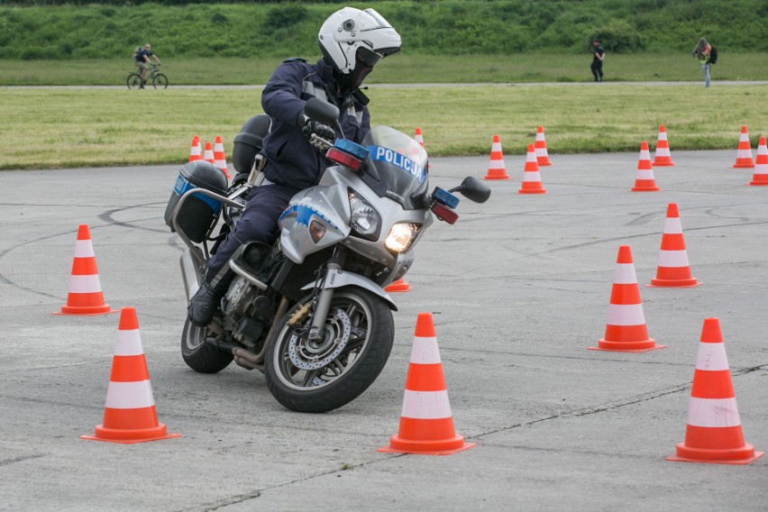 Policjanci pokazali jak jeździć na motocyklu 