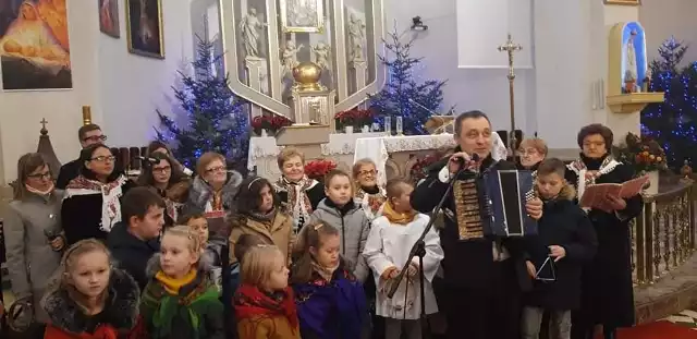 Wspólny styczniowy koncert w kościele we Wsoli zgromadził wszystkich:Roberta Grudnia, Owadowianki i najmłodszych.