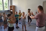 Sosnowiecki MOPS organizuje lekcje tańca breakdance dla najmłodszych. Prowadzi je Dariusz Kryla, instruktor tańca z pedagog z Mysłowic