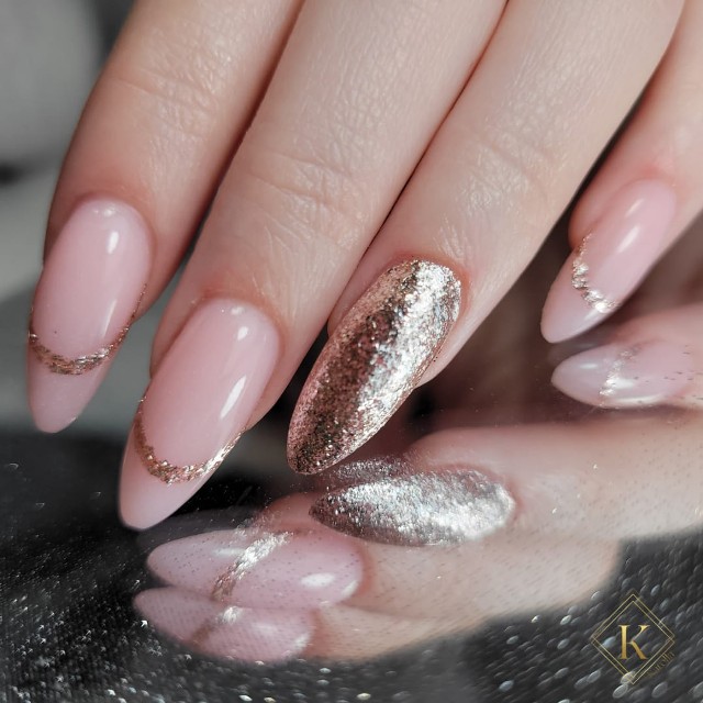 Kryształy, cyrkonie, brokat i czerwień – oto najgorętsze trendy w manicure na tegoroczny karnawał. ZOBACZ NAJMODNIEJSZE STYLIZAJCE NA 2023 ROK! KLIKNIJ DALEJ>>>