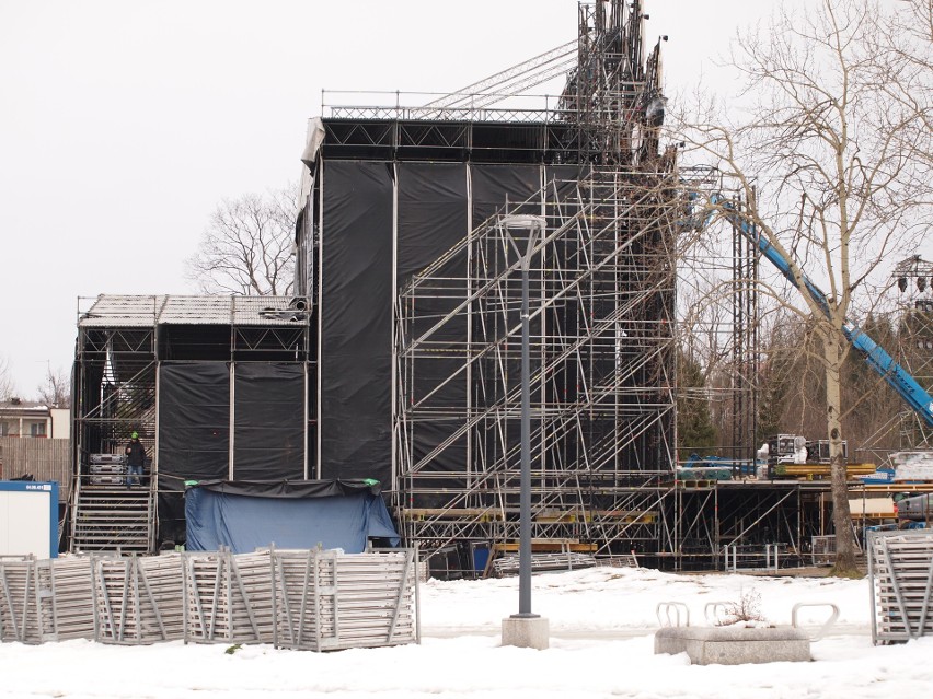 Budowa sceny na koncert sylwestrowy w Zakopanem