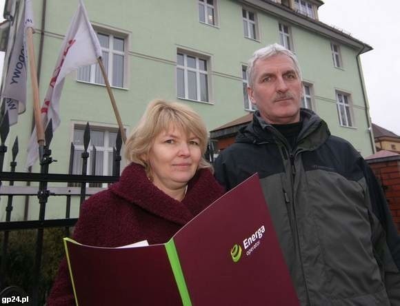 Anna Malinowska i Zbigniew Okołotowicz przed słupską siedzibą Energi.