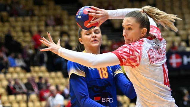 Karolina Kochaniak-Sala (z prawej) i Rumunka Daria Bucar podczas poniedziałkowego meczu.