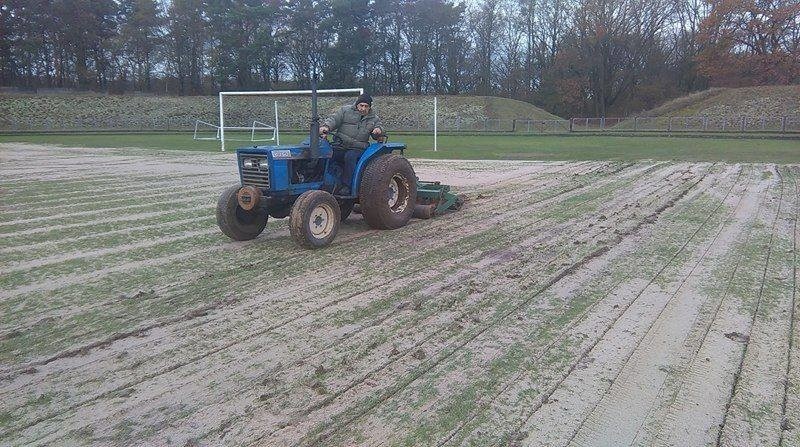 Trwa modernizacja murawy stadionu w Gubinie.