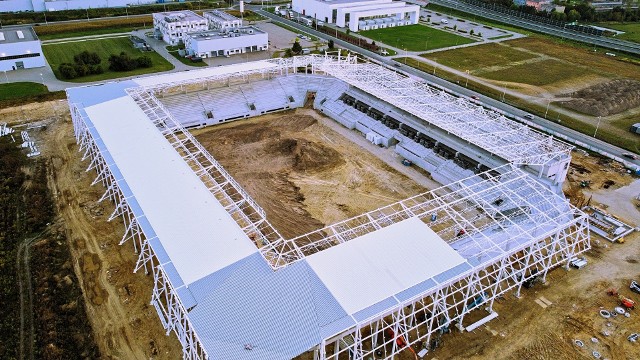Robotnicy budują już m.in. dach nowego stadionu w Opolu.