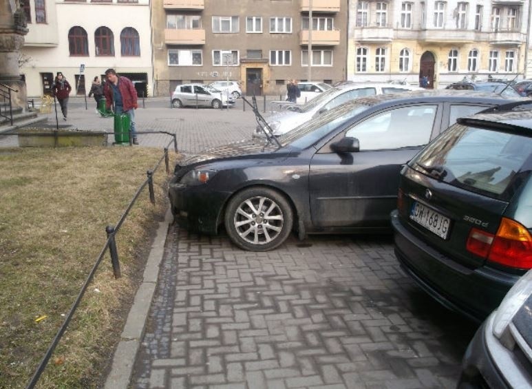 Mistrzowie parkowania z Wrocławia. Zobacz, co kierowcy wyprawiają ze swoimi samochodami [ZDJĘCIA]