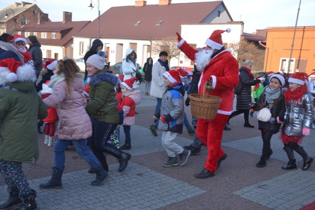 W piątek na placu Dekerta w Lipnie spotkał się z przedszkolakami sam święty Mikołaj. Pomimo zimna humory wszystkim dopisywały. Dla dzieci święty miał cukierki i chętnie pozował do zdjęć. Poszedł również z maluchami w tan!