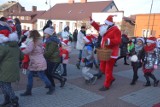 Na placu Dekerta w Lipnie zabawa ze świętym Mikołajem była przednia! Tańczył z przedszkolakami i częstował cukierkami [zdjęcia]