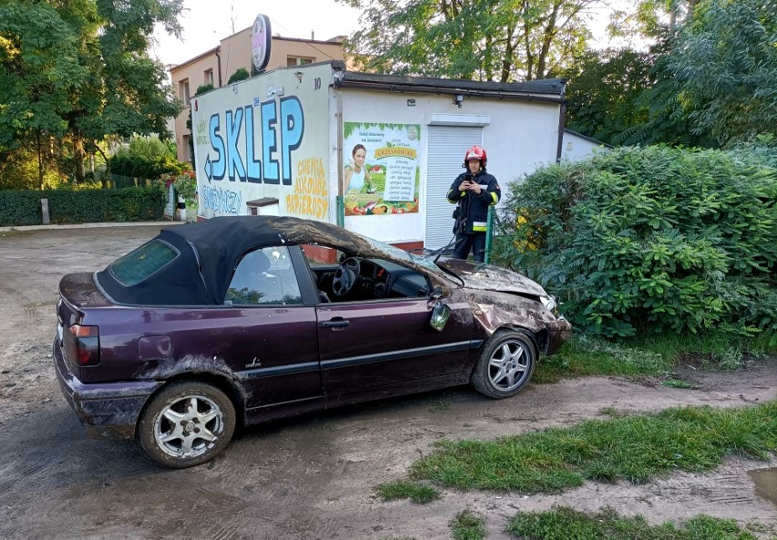 Dachowanie samochodu na obrzeżach Wrocławia. Kierowca trafił do szpitala (ZDJĘCIA)