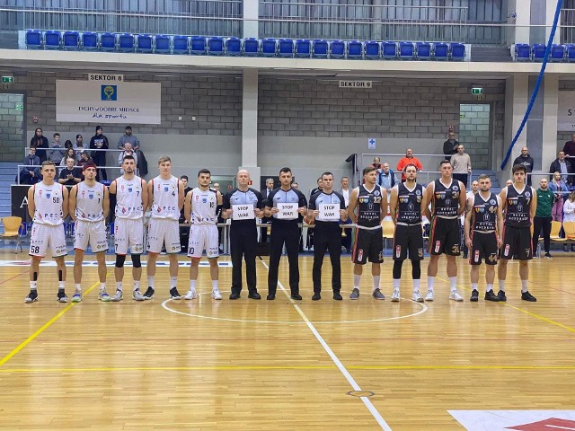 „Stop war”. Sędziowie i koszykarze Księżaka Łowicz oraz GKS Tychy przed meczem pierwszej ligi