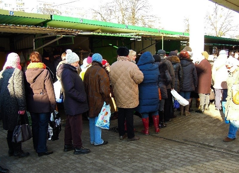 Kolejka po kapustę na rynku przy ul. Rydzowej.