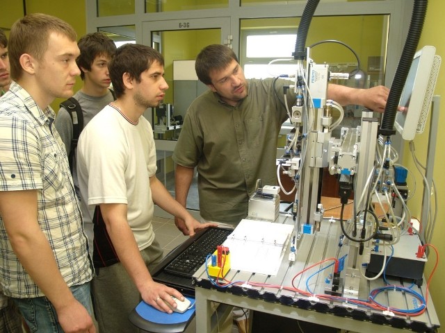 Nowoczesna baza, m in. laboratoria, są dużym atutem uczelni. Takie jak to: laboratorium robotyki wyposażone w manipulatory przemysłowe.