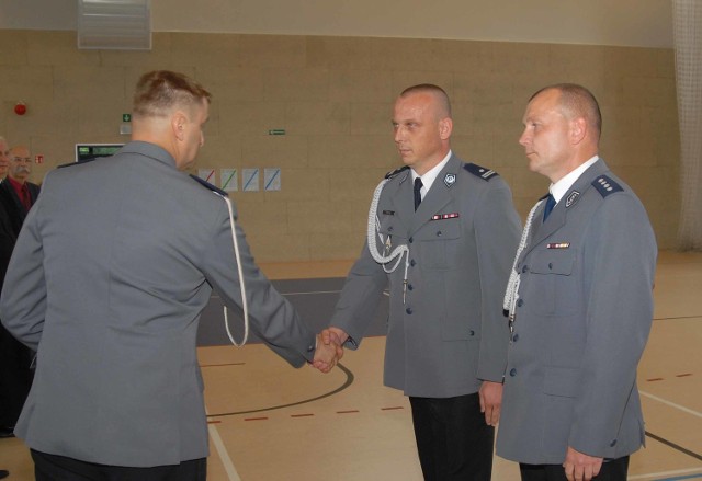 Komendant Olszewski wita nowego zastępcę i żegna poprzedniego.