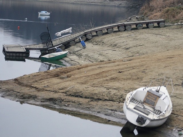 Na jeziorze Solińskim zwykle o tej porze było o osiem metrów więcej wody niż teraz. Tak niski poziom jak obecnie zanotowano 8 marca 2003 roku.