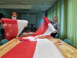 Doskonały pomysł na promocję patriotyzmu w gminie Kazimierza Wielka. Panie szyją flagi dla mieszkańców (ZDJĘCIA)