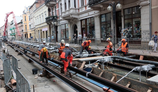 Betonowanie torowiska tramwajowego na ul. Toruńskiej w Grudziądzu