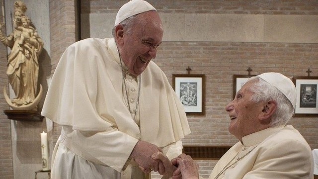 Franciszek ostatni raz odwiedził Benedykta XVI 27 sierpnia 2022.