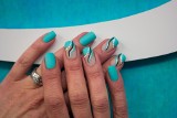 Modne paznokcie na jesień inspirowane latami 70. Manicure swirl nails w stylowych kolorach dopasowanych do pory roku