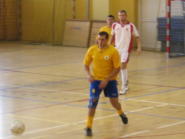 Drużyna z Koszyc (żółte koszulki) w finale pokonała policjantów z Debreczyna
