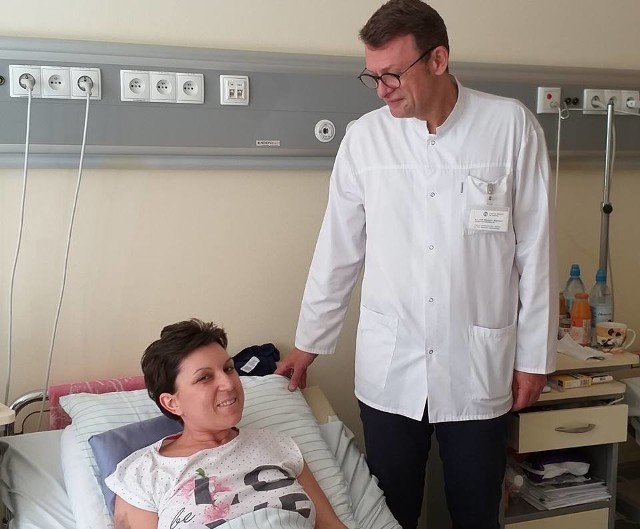 Dyrektor Szpitala Miejskiego dr Mariusz Wójtowicz z pacjentką