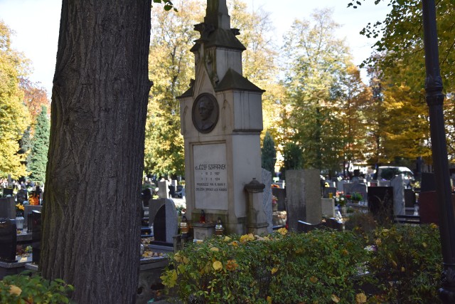 Najstarsza nekropolia w mieście w jesiennej odsłonie.