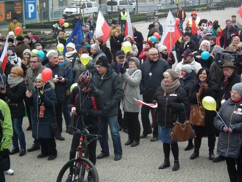 KOD apelował o przytulanie się na placu Wolności